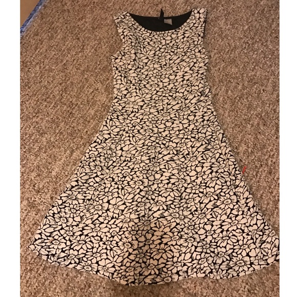 H&M Dresses & Skirts - ⬇️ SALE: H&M Black and White Floral A Line Dress